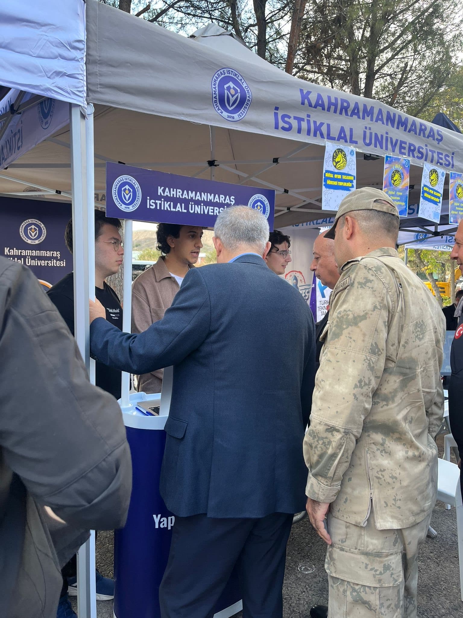 AIDATA standını ziyaret eden öğrenciler ve üniversite yetkilileri