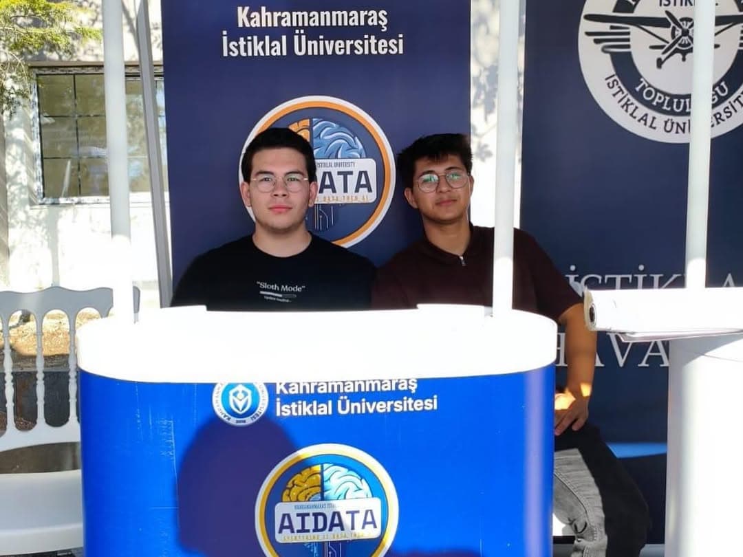 AIDATA standında iki topluluk üyesi