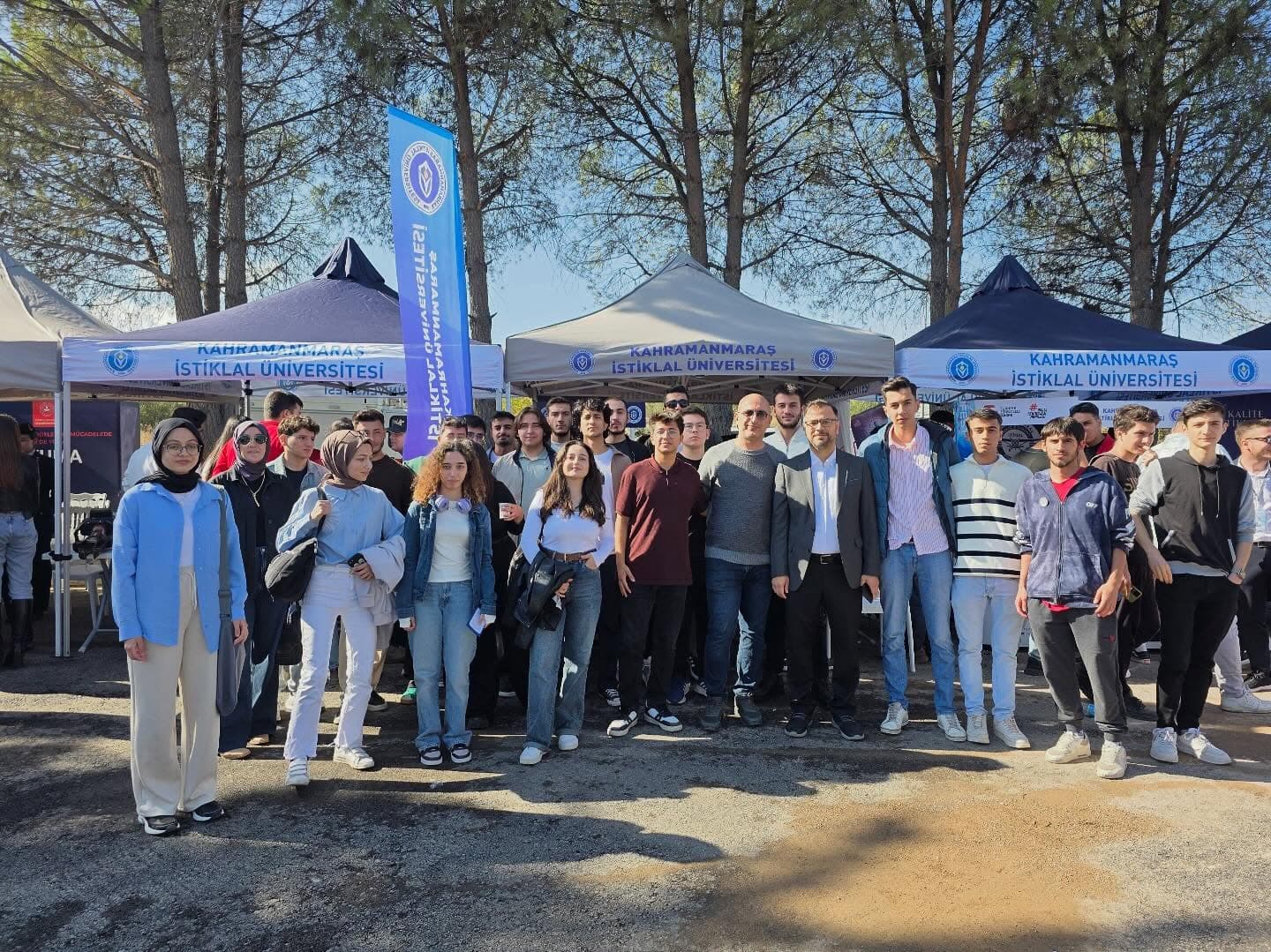 Oryantasyon etkinliğinde üniversite yönetimi ve öğrencilerle grup fotoğrafı