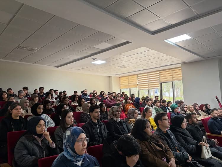 Seminere katılan öğrencilerle dolu salon