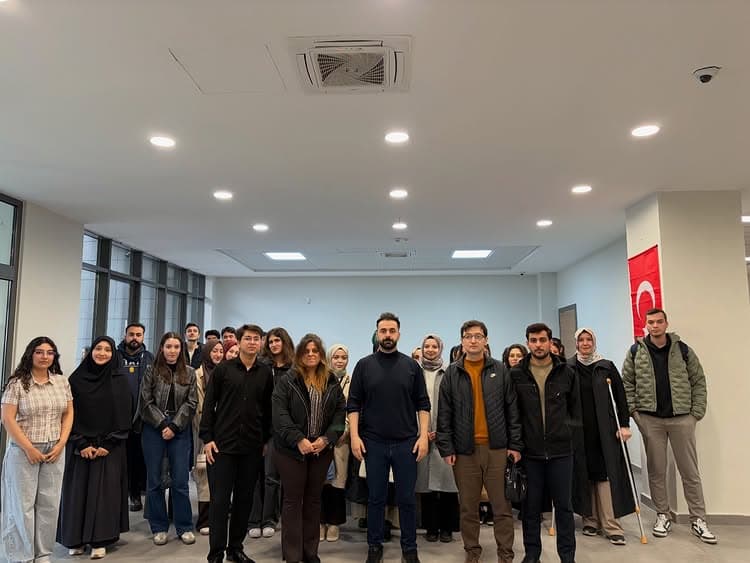Etkinlik sonrası topluluk üyeleri ve katılımcılarla grup fotoğrafı